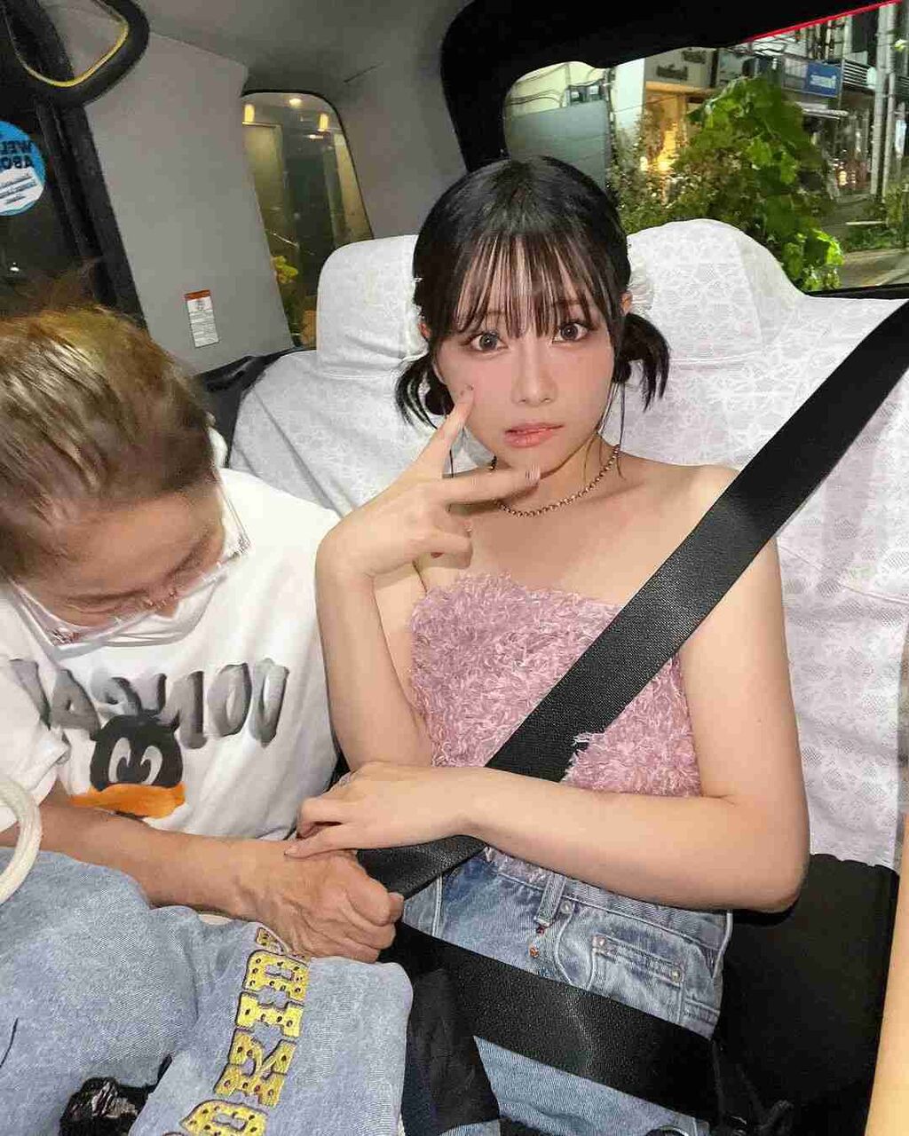 重盛さと美、肩出し&へそチラの大胆な“夜遊び”コーデ披露「これはヤバい。無敵」「かわいすぎるって」