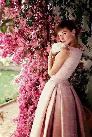 ピンク色の服や衣装が似合う有名人