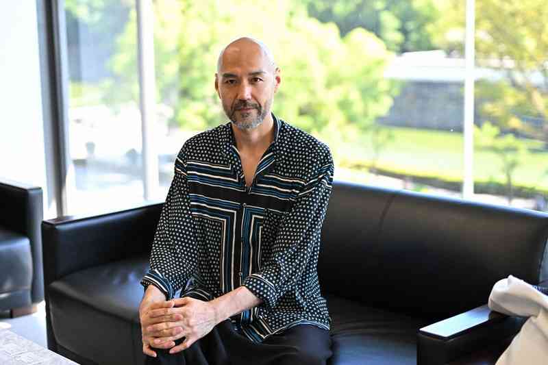 薄毛の50歳、イケオジでパリコレへ「人生こんなに変わるとは」