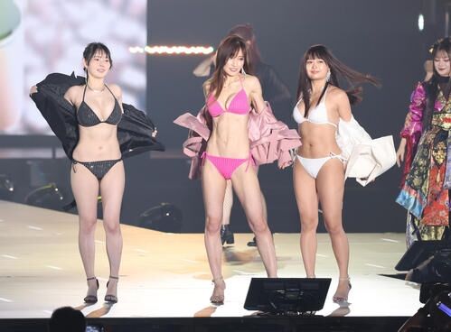 熊田曜子がピンクのビキニ姿で引き締まった肉体披露「穏やかに過ごしてます」4月に離婚成立