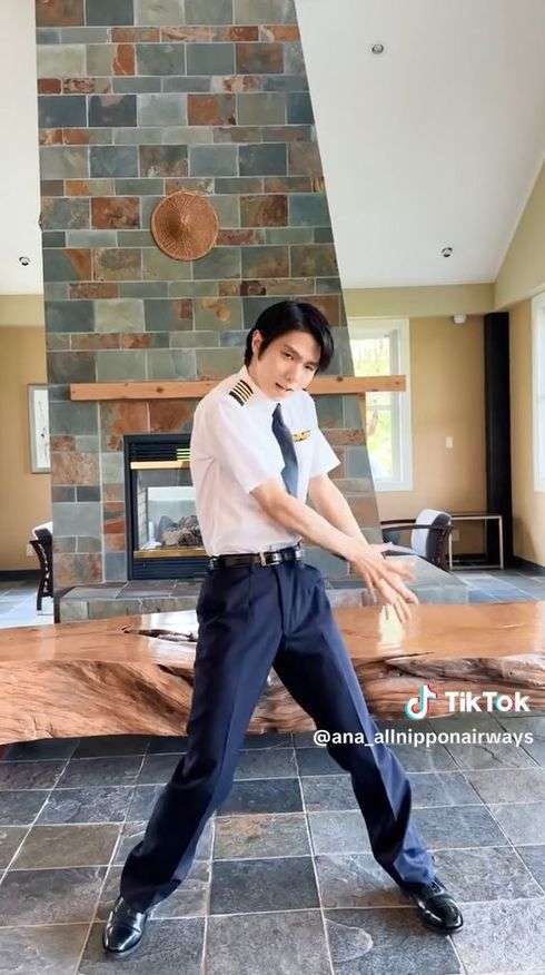 羽生結弦、パイロット制服でダンス　Ado「阿修羅ちゃん」でキレキレに踊り「かっこよすぎます」「陸の上でも神」