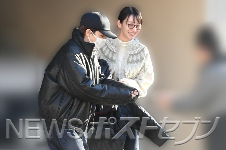 《波瑠がメガネと白セーター姿で高杉真宙にピッタリ寄り添い…》「思い出深い1年でした」新婚ホヤホヤの2人は“お揃いのデニムパンツ”で笑顔の神対応