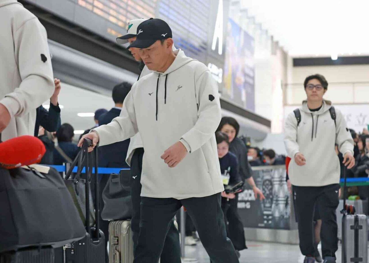 【WBC】侍ジャパンが帰国　ファン400人集結も選手の笑顔はなし　井端監督はうつむき