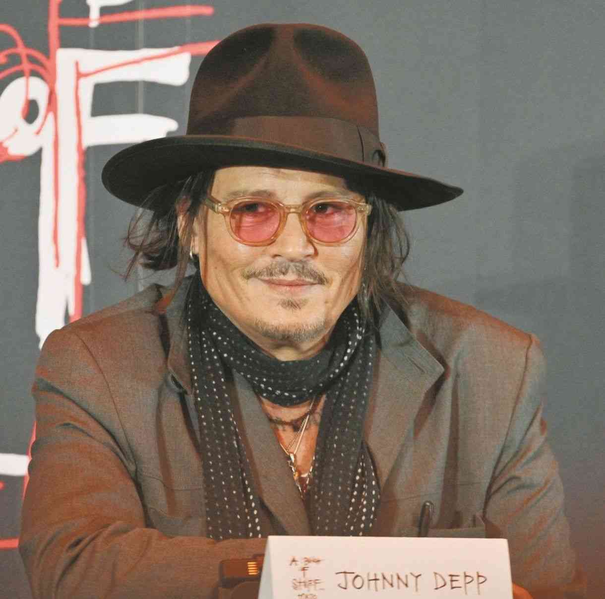 ジョニー・デップが8年半ぶりに来日！　約80分遅れて登場も余裕の笑顔で個展開催をPR　日本は「感性豊かな、アーティストを大事にする場所」