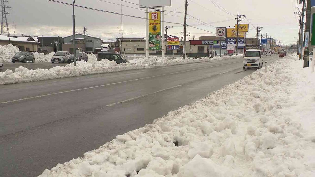 “歩道に積雪”で車道を歩いたか 43歳女性が車にはねられ死亡