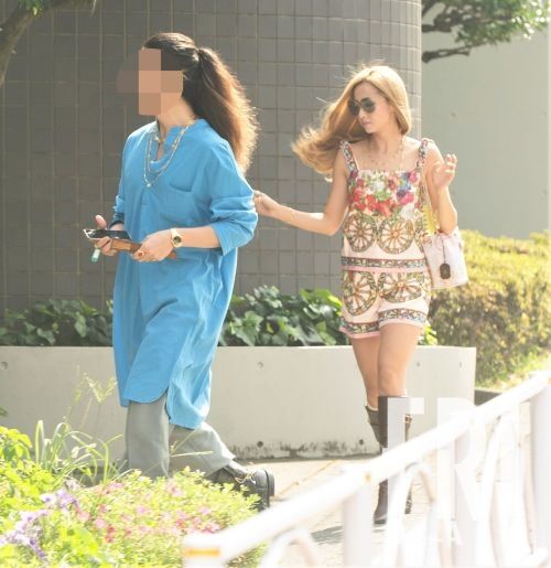 金髪＆ショートパンツが眩しい…！沢尻エリカ「自宅マンションに通うロン毛イケメンと」車中デート写真