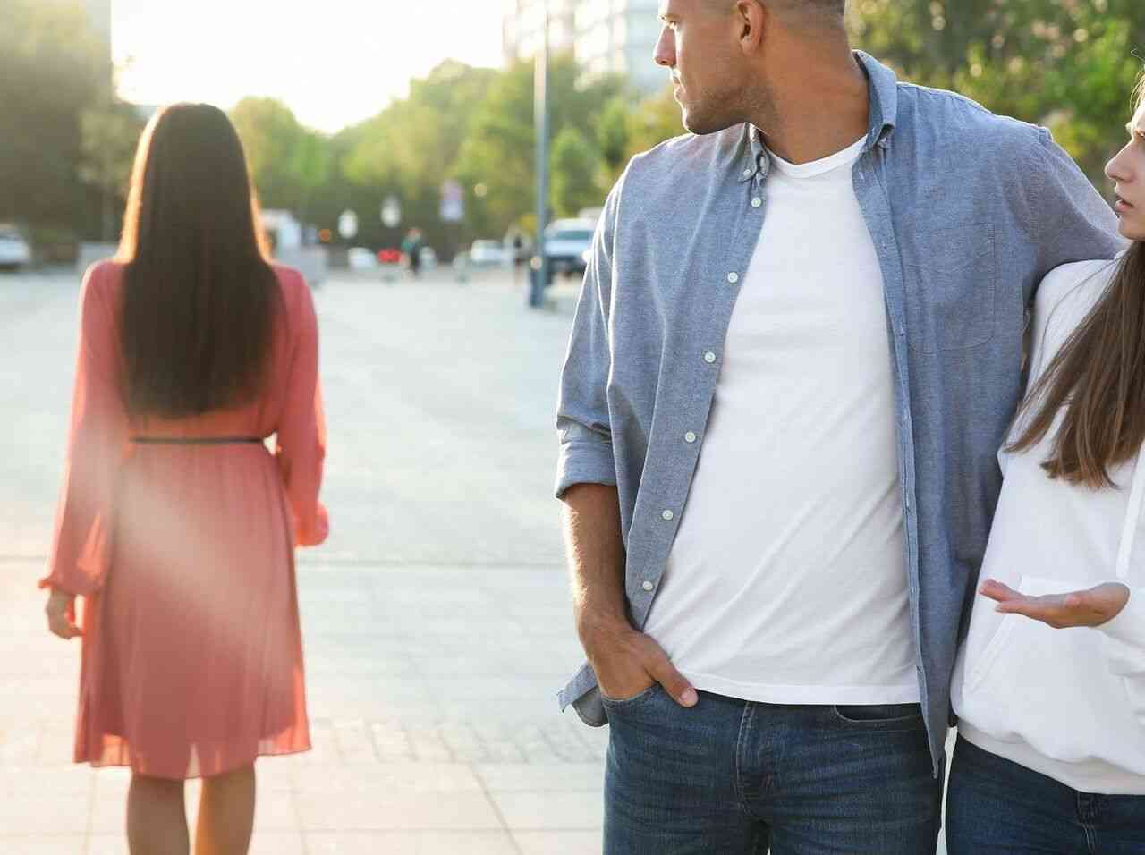 「今、あの男に見られたかも」…！街角の女性が打ち明ける、“チラ見被害”の「容赦ない実態」