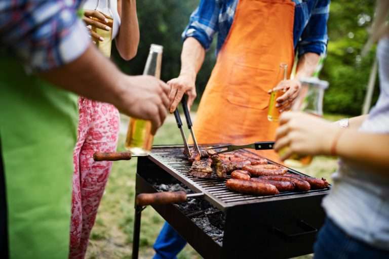 隣人が駐車スペースでBBQ、打ち上げ花火…注意もガン無視→110番通報した結果