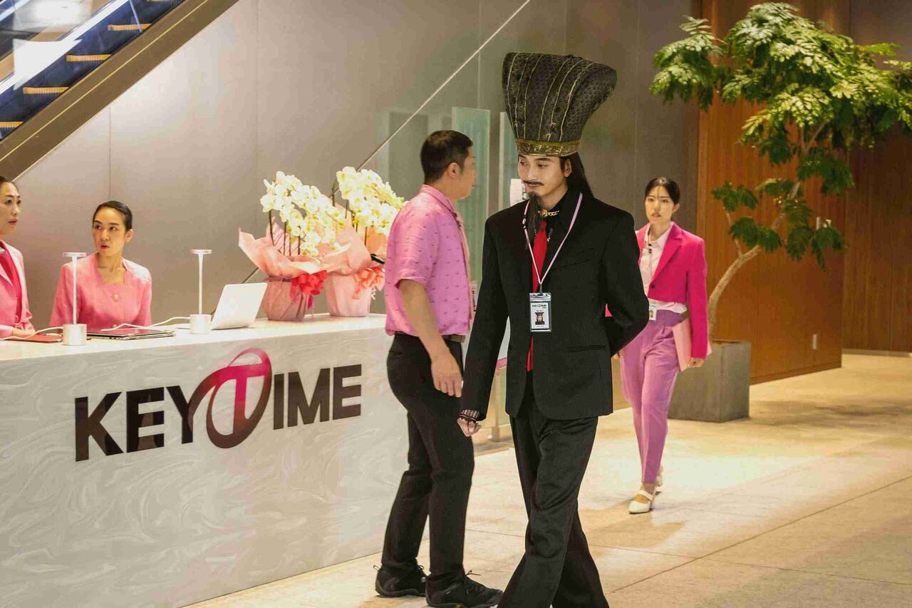 向井理に「足なげー！ほんまスタイル神！」　「パリピ孔明」スーツ姿に視聴者惚れ惚れ「もはや国宝」