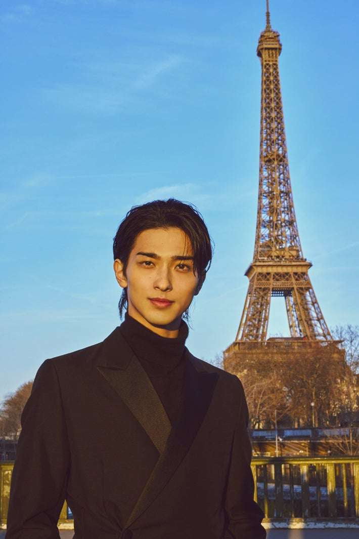 横浜流星“自身初”海外でカレンダー撮影 洗練されたジャケット姿・バスローブ姿…“大人の魅力”表現