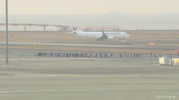 飛行機に爆発物が仕掛けられたとの情報　成田発福岡行きジェットスター機が中部空港に緊急着陸し乗客が脱出