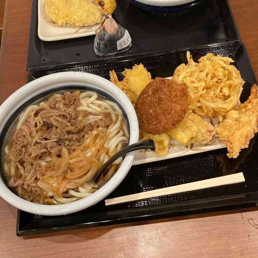 丸亀製麺のランチでまさかの2000円超え　揚げ物を取りすぎる「丸亀あるある」がSNSで話題に