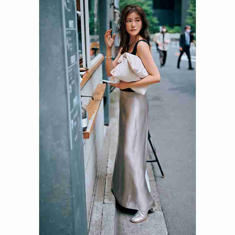 サテン素材の『ナロースカート』に注目！海外スナップみたいな“寒暖差コーデ”に挑戦