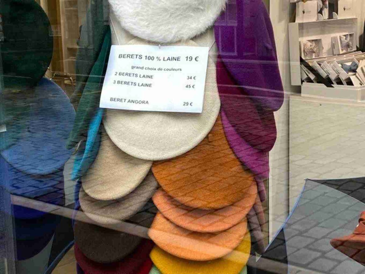 日本とフランスでこんなに違う「パリジェンヌスタイル」。ボーダーに赤い口紅は見かけない