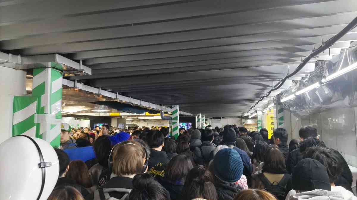 電車が遅延しているわけでもないのにJR渋谷駅南口改札が大混雑「規制しないと事故りそう」「なんでこんなに混んでいるの？」