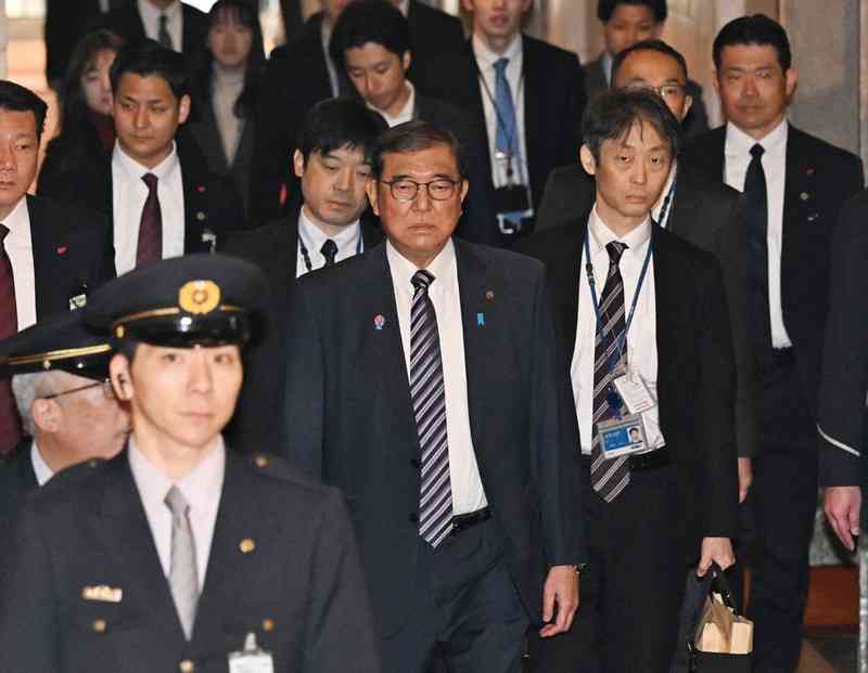 石破首相、小学校給食の無償化「26年度以降、早期に制度化」