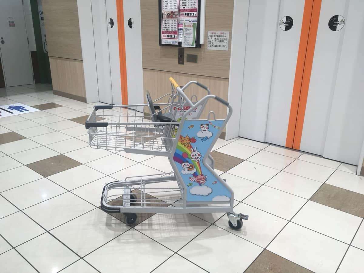 子供が「立って乗れる」カートが大反響　買い物に与えたアトラクション感覚...開発のきっかけは「親の悩み」