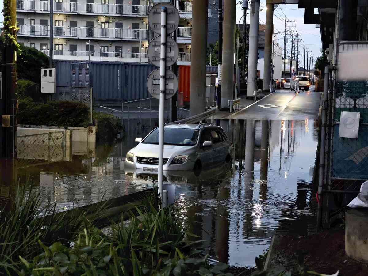埼玉県内で100ミリ超える猛烈な雨、「車両が水没」と110番22件…駅前で1台動けず