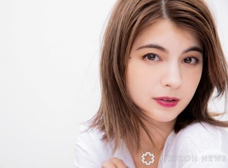 マギー、超ミニスカ大胆美脚 胸元&腰チラリで大反響「いい女しか出来ない」「ヤバいっす」