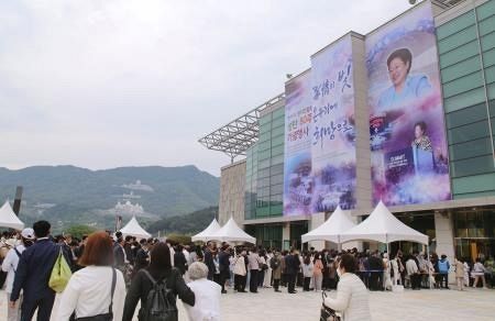 旧統一教会が合同結婚式　韓国で2千人、日本に中継