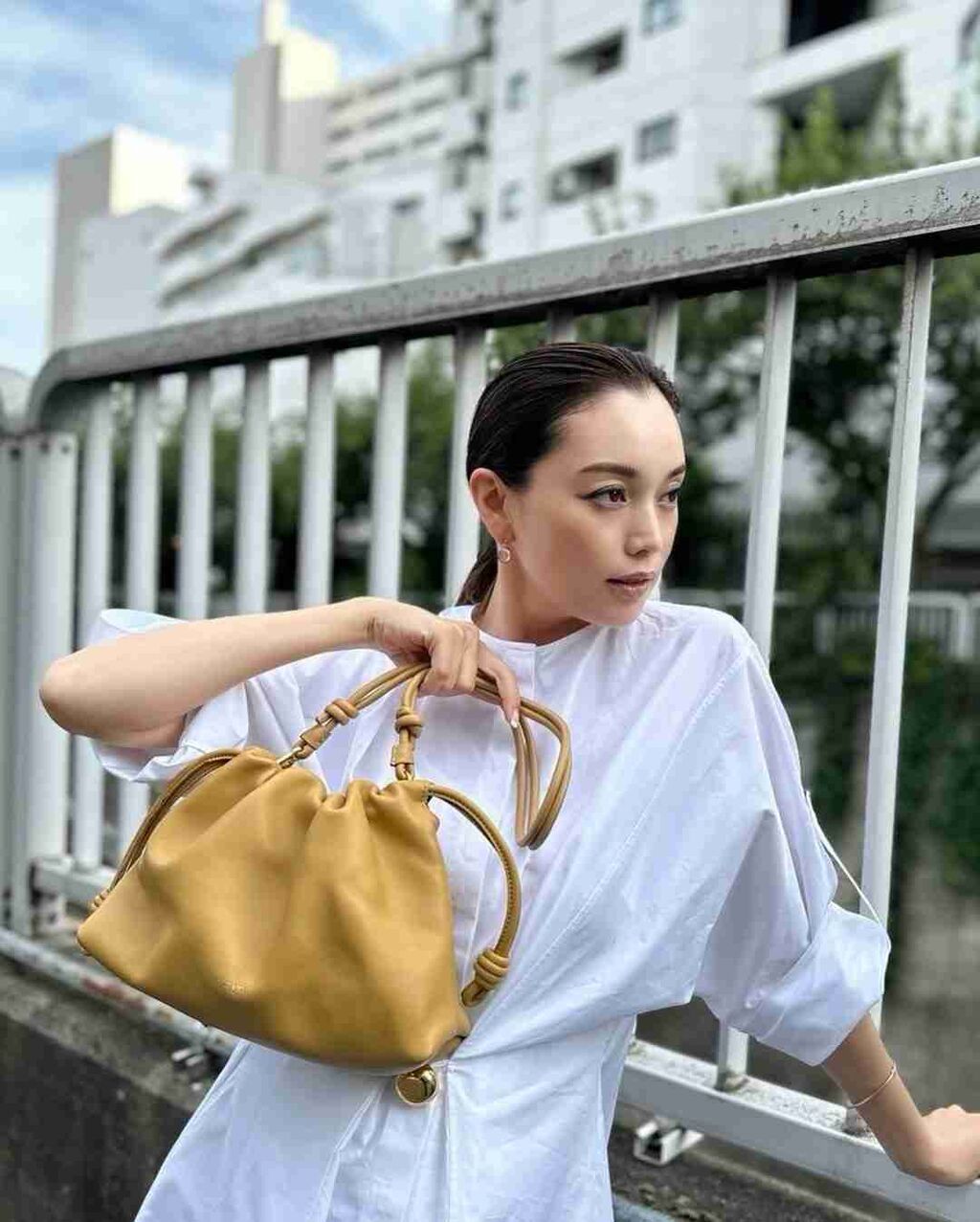 「雰囲気変わりますね～」蛯原友里（44）まとめ髪＆さわやか白ワンピ　お気に入りブランドバッグを手に