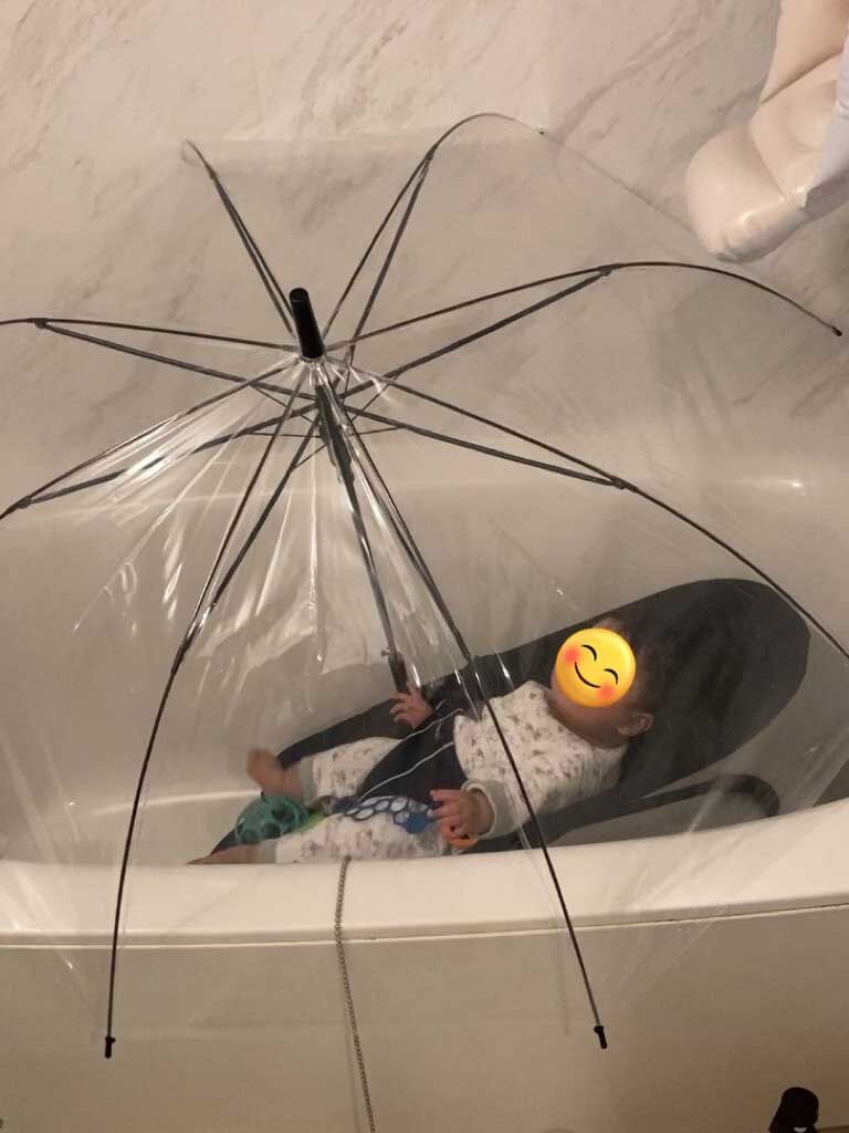 子どもとのワンオペ入浴、目からうろこの斬新スタイルに「すごい！　賢い!!」「天才現る」