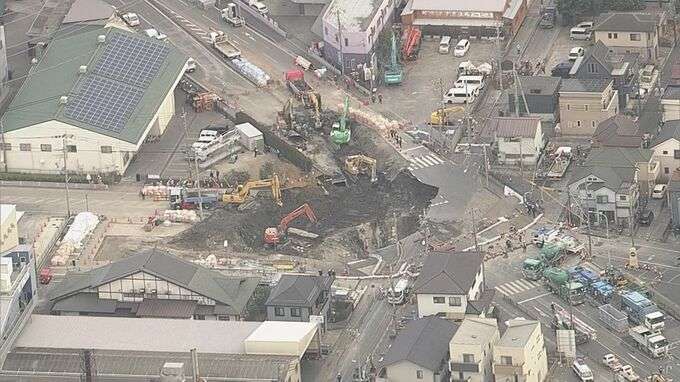【速報】陥没した穴近くの下水道管内に「トラックの運転席部分とみられるもの」発見　現場から100～200ｍほど下流でドローンが発見