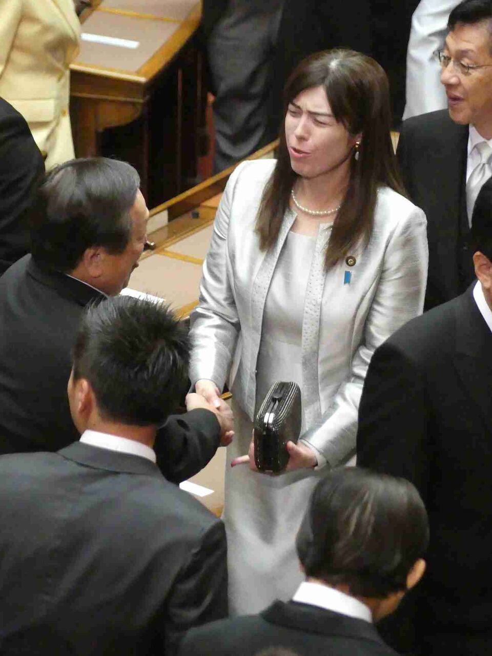 小野田紀美大臣が怒り、銀色ドレス巡る誹謗中傷投稿に「ヘイトにドレスを巻き込むな、営業妨害」