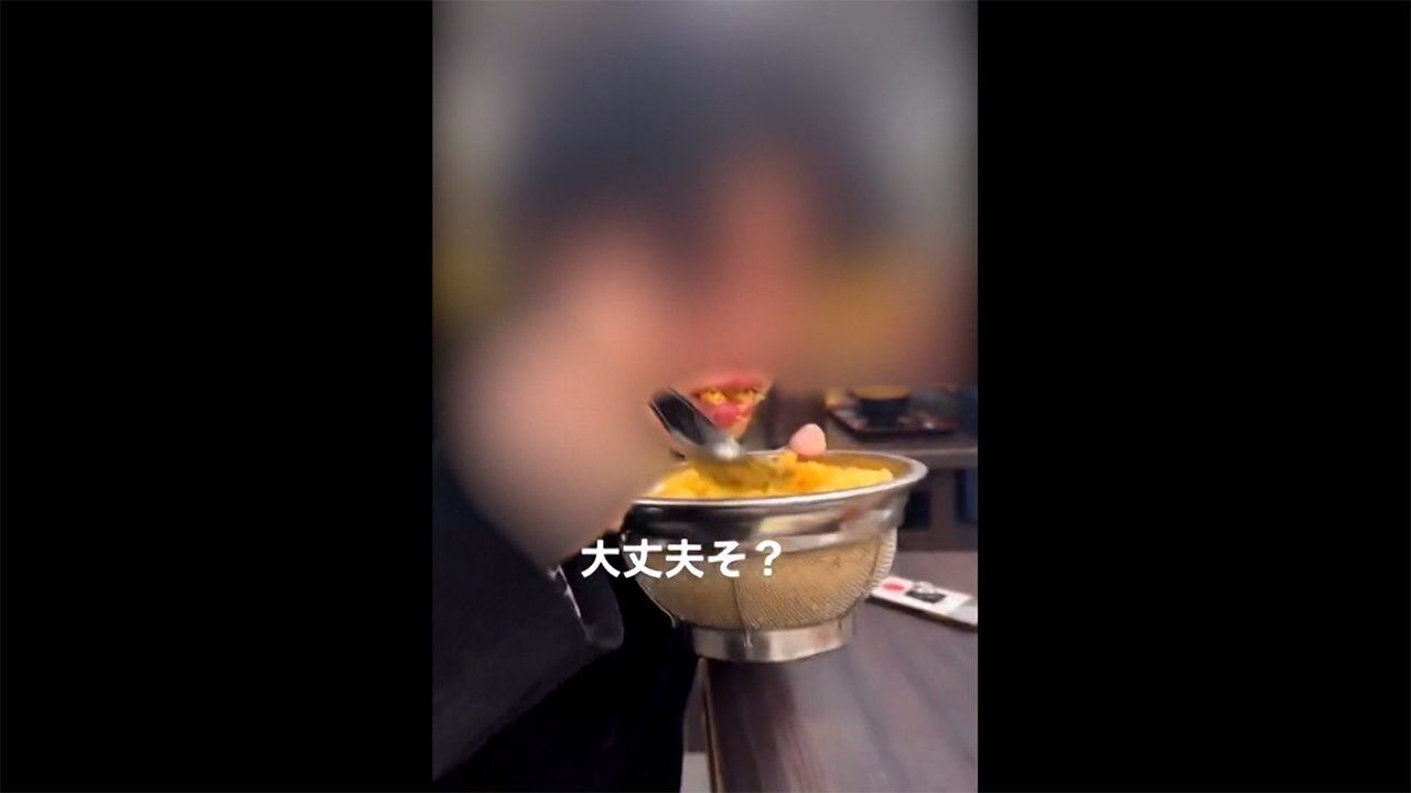 人気うどん店で“迷惑行為”動画　共有スプーンで卓上の「天かす」ほおばりポースまで