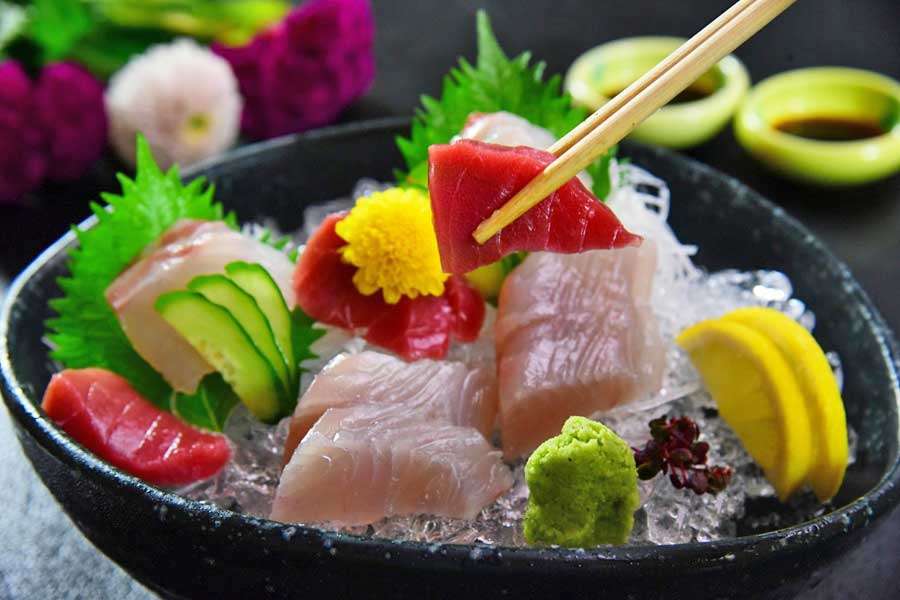しょうゆにワサビを溶かすのはマナー違反？　いまさら聞けない刺身のスマートな食べ方とは