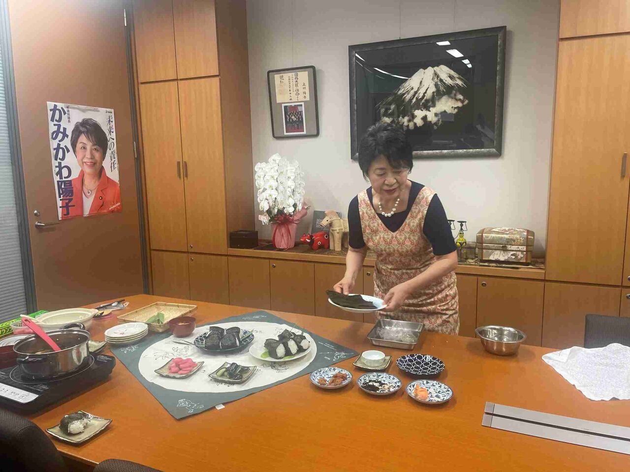 上川外相エプロン姿でおにぎり作り…朝食をスタッフに振る舞う　食育担当相経験者でもあり「みんなで食べることが大事」　自民総裁選