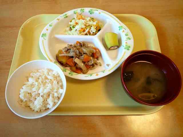 小学校時代の「完食指導」、会食恐怖症に　大人になっても心に残る傷