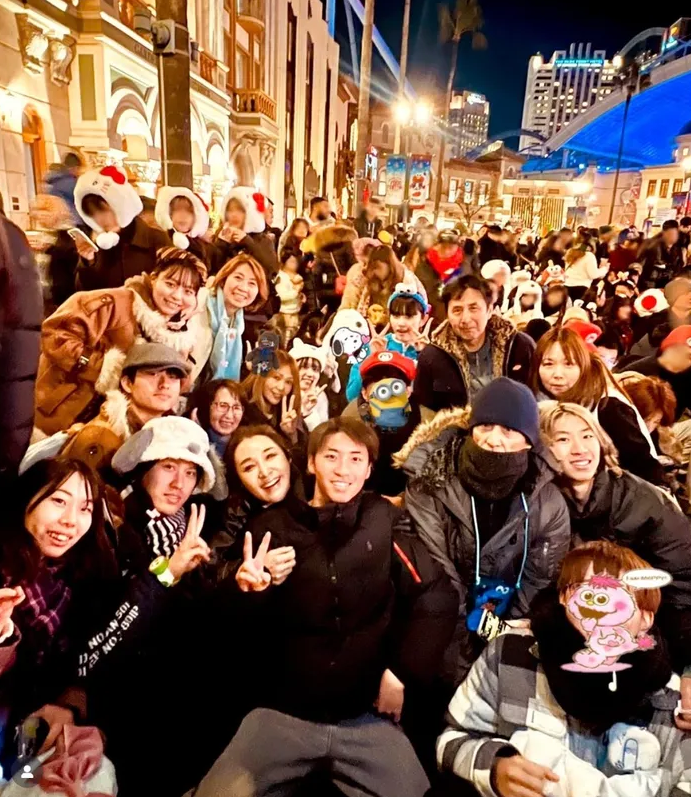 鈴木紗理奈、家族20人でUSJ年越しショット公開「圧巻の鈴木一族」「こういう家族が理想」と反響
