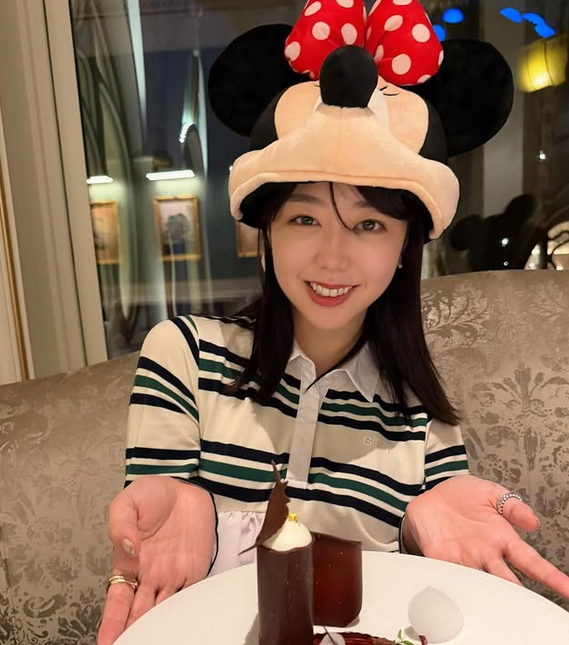 峯岸みなみ「33歳になりました」　夫・てつや＆愛娘との“バースデーディズニー家族3S”に祝福の声殺到