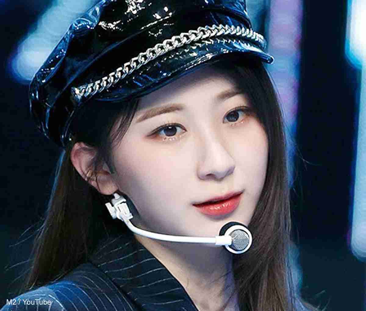 日本のアイドルって、なんで踊りながらハンドマイクで歌うの？