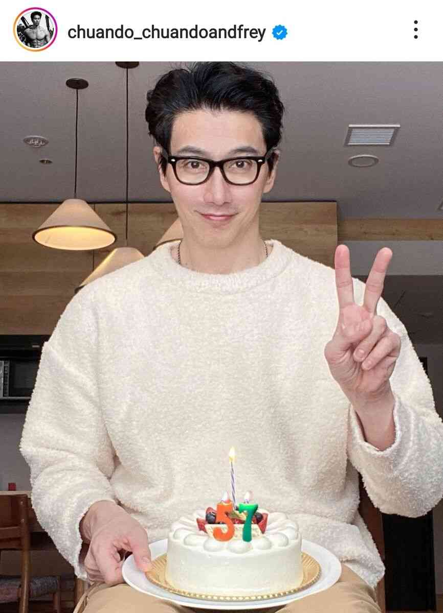 「57歳?!ありえない」“世界一若く見える”と話題のイケメン男性、57歳誕生日の若々しい姿に騒然