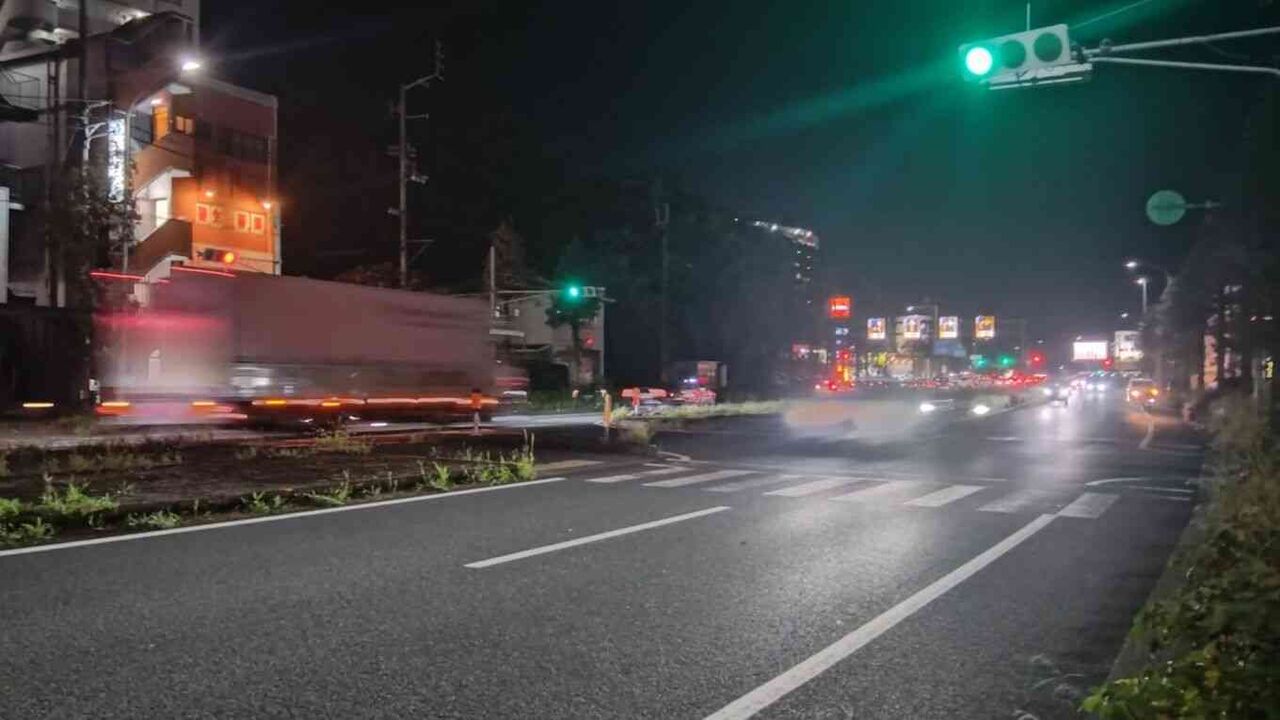 塾に行く途中…小学6年生の女子児童が車にはねられ意識不明 「信号をよく見ていなかった」70歳女を現行犯逮捕、赤信号進入か…現場にブレーキ痕なし
