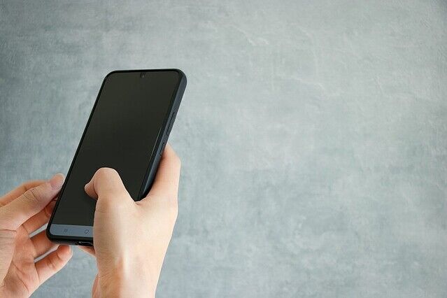 トイレでのスマホ利用、アリ？　居酒屋、公共トイレ…「スマホ触りながら出てきた」←怒る人多数