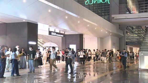 横浜駅近くで女性転落　通行人の女性が巻き込まれ重体