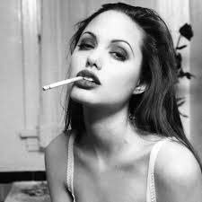 タバコ吸う女性って、イメージ悪いですか？