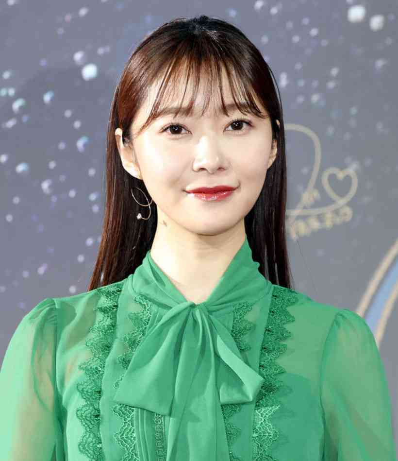 指原莉乃、大人っぽい私服コーデ披露　耳元には「ヴァンクリーフ＆アーペル」のピアス