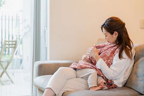 「レストランで授乳」何が問題？ケープで胸を隠していたのに…議論の本質はどこに？　授乳服の開発者が考える