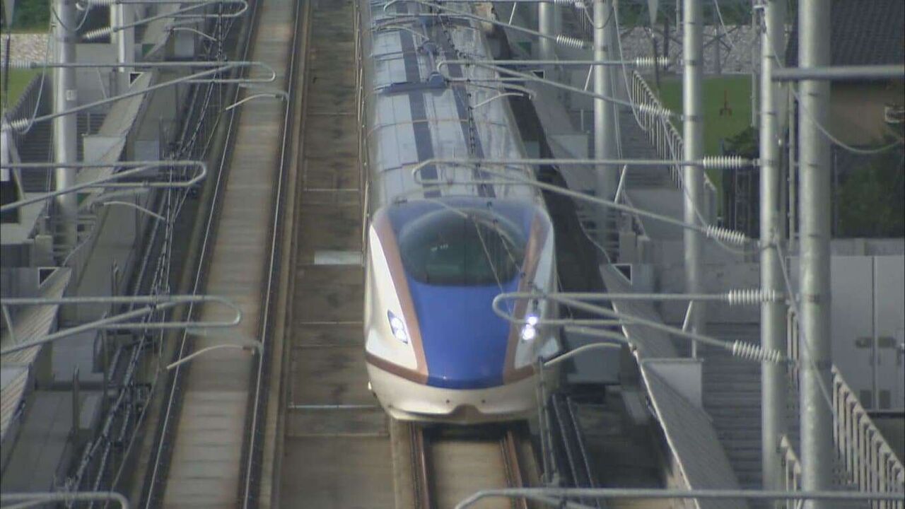 北陸新幹線 荷棚からキャリーケース落下　女性の頭に当たり外国人客とトラブルで警察対応　22分遅れで約900人に影響