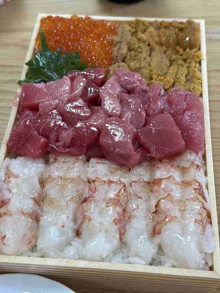 ロピアで購入したボリュームたっぷりの海鮮四色丼...食べてみたら嘘みたいな上げ底で笑った→「ネタが豪華なのにわずかな米をケチることに商業上の意義があるの？」