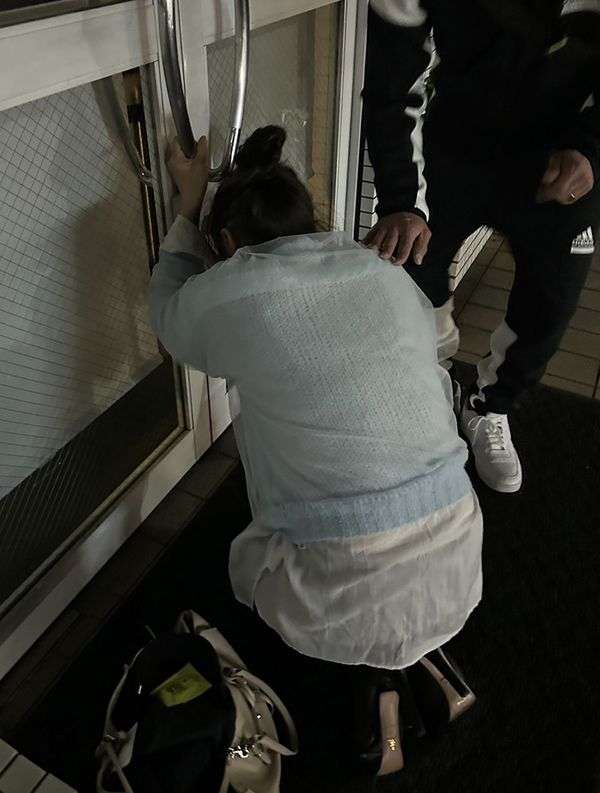 《6年越しの衝撃》斉藤由貴が土曜の夜に大立ち回り！かつての不倫相手のクリニック前で泣き叫び、警察出動の騒動を起こしていた！