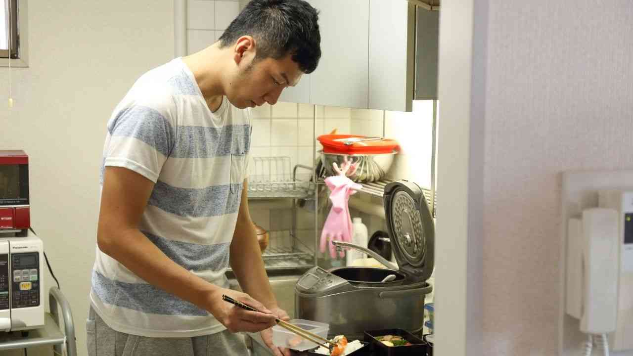 1食、100円です…手取り19万円、東京で1人暮らしのサラリーマン、「昼食は手作り弁当」に漂う悲壮感