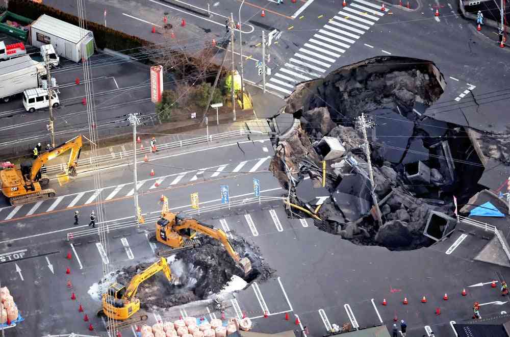 埼玉・八潮の道路陥没、穴が直径40m以上に拡大…運転手救出へスロープ設置工事始まる