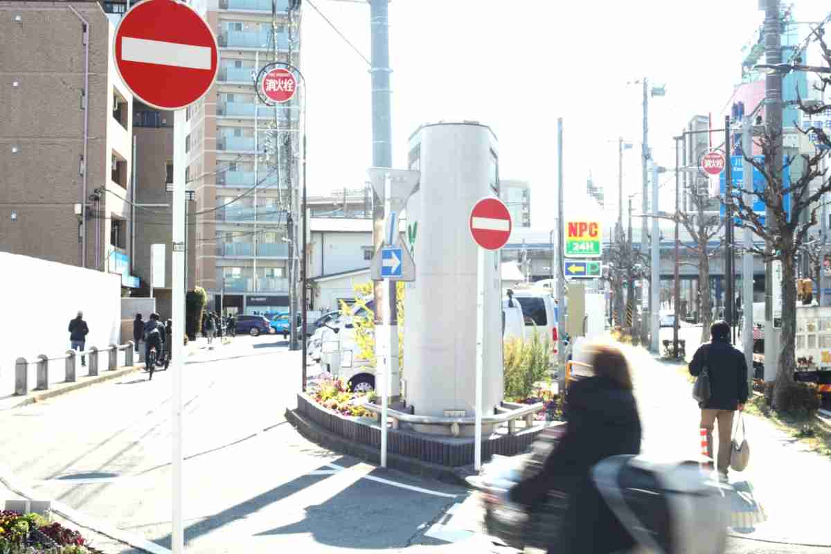 神奈川県警が自転車の一方通行を「原則解除」へ方針転換。「青切符」導入と、求められるインフラ整備