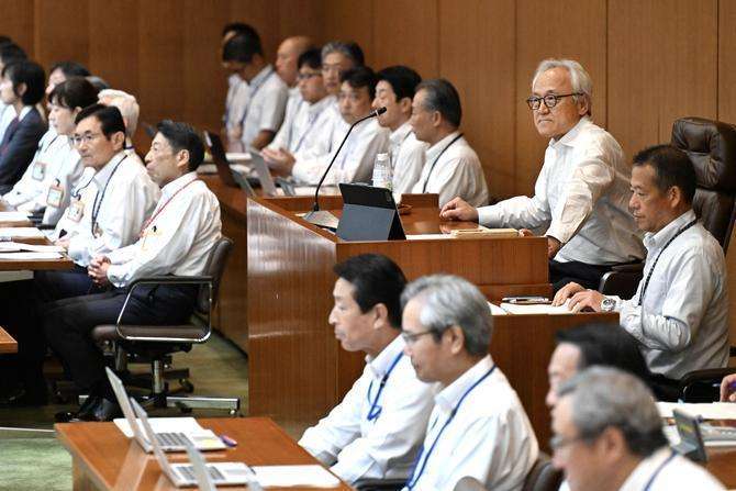 福岡県議会、蔵内議長の辞職勧告決議案の採決中止