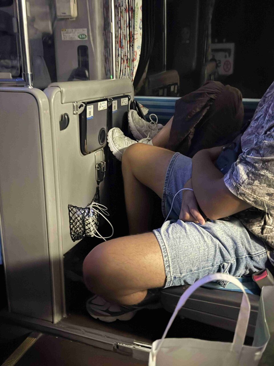 「日本人旅行者がアウェイになりつつある」高速バス車内の変化伝える投稿に反響「テーブルに靴」「夜行バスまで…知らなかった」声楽家・三浦崇子が公開